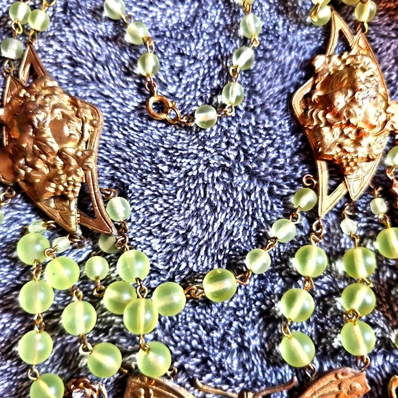 Stunning Glow Czechoslovakian Lime Green Crystals - Picture 4 of 9